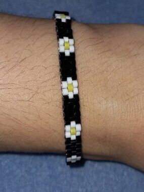 Handmade Black Daisy Beaded Bracelet | Adjustable Stainless Steel Clasp